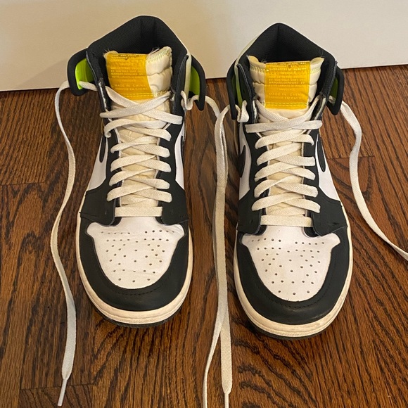 Men’s Jordan 1 high “volt” sneakers size 8 ⚡️ - Picture 4 of 11